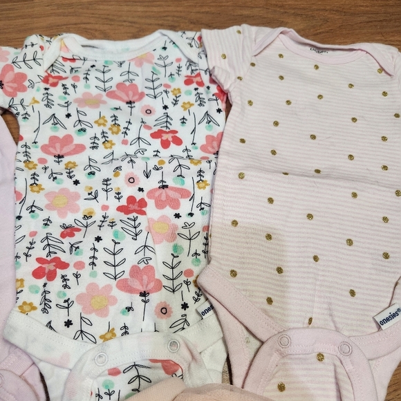 Gerber Lot, Size 0 to 3 Months - Picture 2 of 5